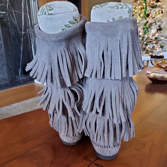 Minnetonka Gray 3-Layer Fringe Suede Boots Size 10 - Picture 6 of 10
